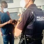 Momento en el que el diputado de Podemos muestra su documentación a un agente de la Policía Nacional