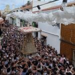 El paso con la Virgen del Rocío, rodeado de centenares y centenares de fieles en la calle El Cerro