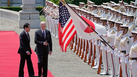 Joe Biden con el primer ministro Fumio Kishida japonés en Tokio