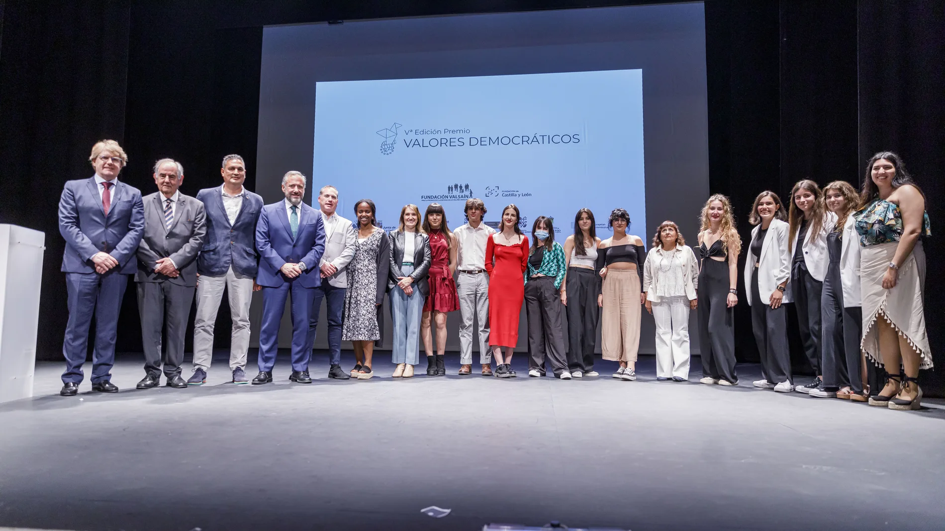 Foto de familia de los ganadores de los V Premios Educativos 'Valores Democráticos' con la consejera Rocío Lucas o el presidente de las Cortes, Carlos Pollán, entre otros