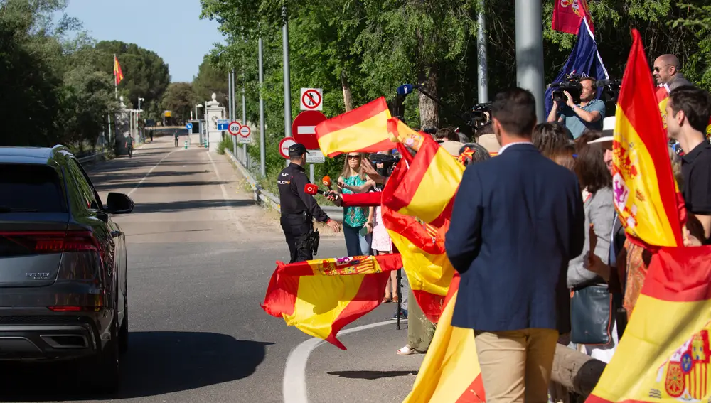 Simpatizantes y seguidores de la monarquía esperan con banderas de España la llegada del Rey emérito a su encuentro con el Rey Felipe VI,