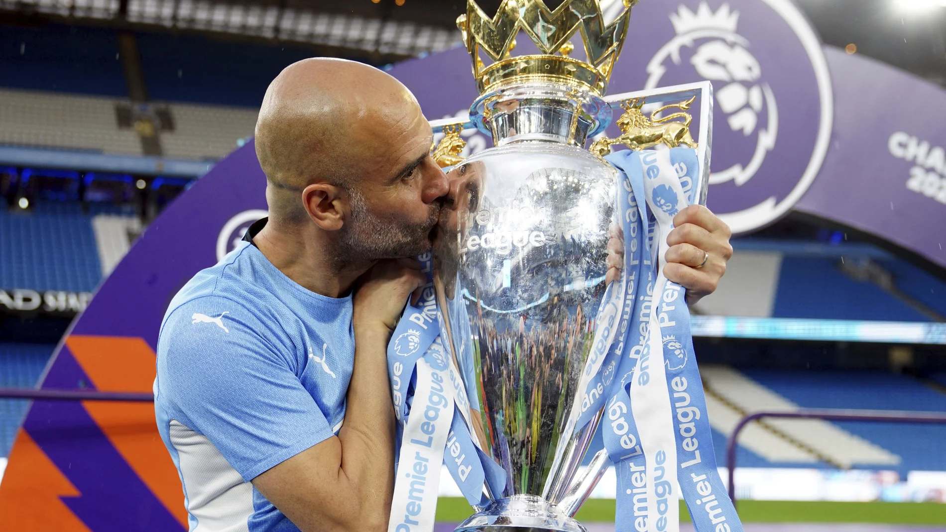 Pep Guardiola besa el trofeo de la Premier League ganado esta temporada con el Manchester City.
