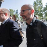 El empresario castellonense y hermano del presidente de la Generalitat Francis Puig( a la dcha de la imagen, acompañado por su abogado Javier Falomir) a su llegada a la Ciudad de la Justicia de Valencia.