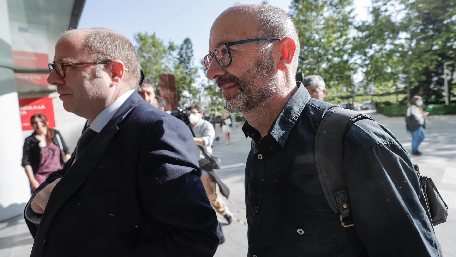 El empresario castellonense y hermano del presidente de la Generalitat Francis Puig( a la dcha de la imagen, acompañado por su abogado Javier Falomir) a su llegada a la Ciudad de la Justicia de Valencia.