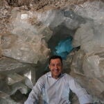 El presidente de la Junta de Andalucía, Juanma Moreno, durante la visita realizada a la Geoda Gigante en el municipio almeriense de Pulpí .EFE/JUNTA DE ANDALUCÍA