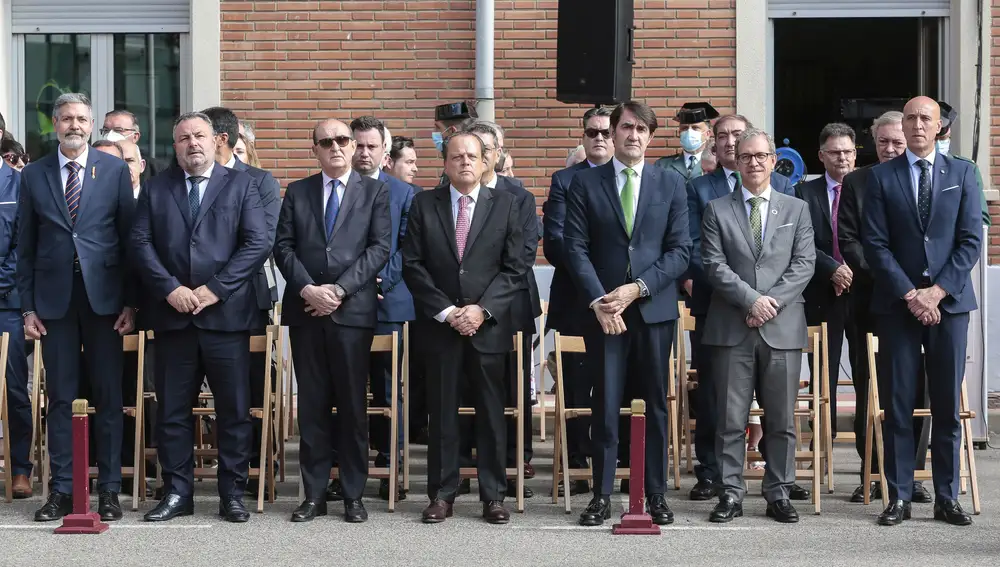Autoridades presentes en el acto por 178 aniversario de la Guardia Civil en León, con Mariano Veganzones, Juan Carlos Suárez-Quiñones, José Antonio Díez, Mario Amilivia o Eduardo Morán, entre otros.