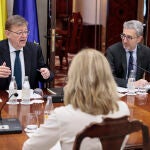 El president de la Generalitat, Ximo Puig , mantiene una reunión de trabajo para definir las ofertas de empleo público que aprobará el Consell junto al conseller de Hacienda, Arcadi España , la secretaria autonómica de Eficiencia y Tecnología Sanitaria, Concha Andrés, el secretario autonómico de Educación, Miguel Soler, y el director general de Función Pública, David Alonso