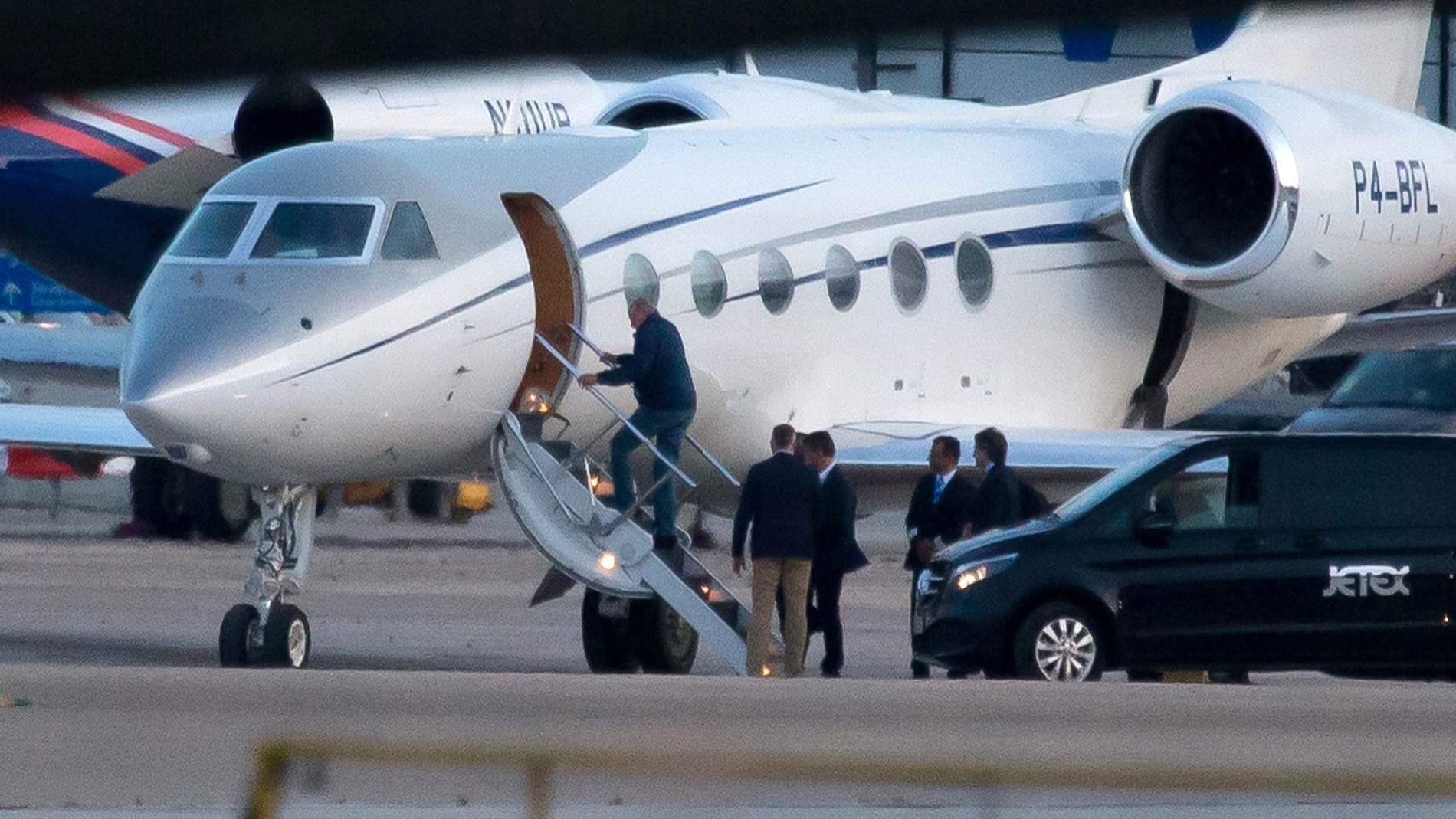 El Rey emérito Juan Carlos I a su salida de Madrid con dirección Abu Dabi tras su visita a España, en el Aeropuerto Adolfo Suárez Madrid-Barajas, a 23 de mayo de 2022, en Madrid (España). Juan Carlos I abandona España tras su visita de cuatro días donde ha acudido a Sanxenxo (Pontevedra) y se ha reunido en Madrid con su hijo. Se trata de la primera visita a España después de que Juan Carlos I se viera forzado a marcharse del país para evitar que algunas de sus actividades, ya en el punto de mira de la justicia, dañasen a la Corona y después de casi cuatro días en tierras gallegas. CASA REAL;FAMILIA REAL;REY Jose Velasco / Europa Press 23/05/2022