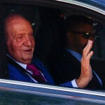 El rey Juan Carlos saluda a su llegada este lunes al Palacio de la Zarzuela de Madrid
