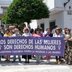 La plataforma cordobesa contra la Violencia a las Mujeres que, junto con vecinos de la localidad cordobesa de Montemayor, guardan un minuto de silencio por el asesinato. EFE/ Rafa Alcaide