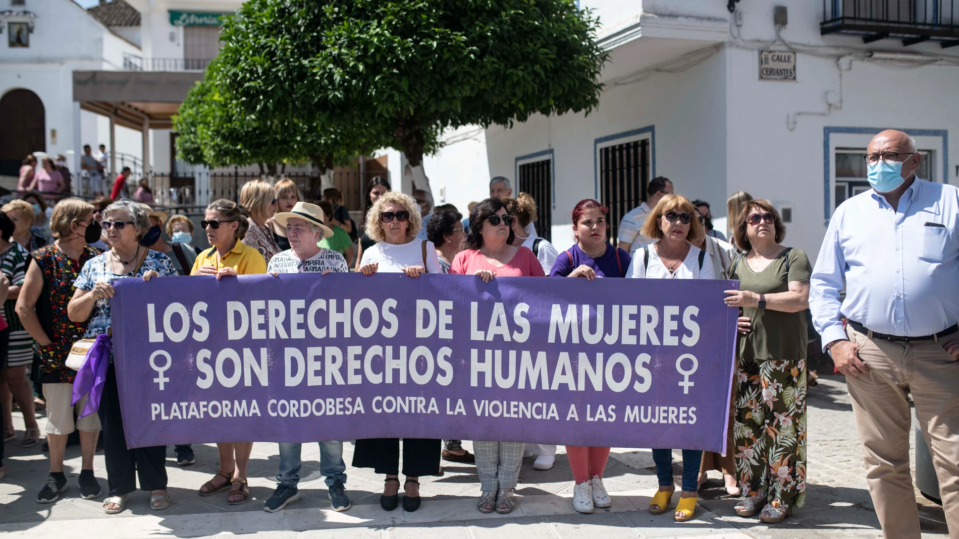 La plataforma cordobesa contra la Violencia a las Mujeres que, junto con vecinos de la localidad cordobesa de Montemayor, guardan un minuto de silencio por el asesinato. EFE/ Rafa Alcaide