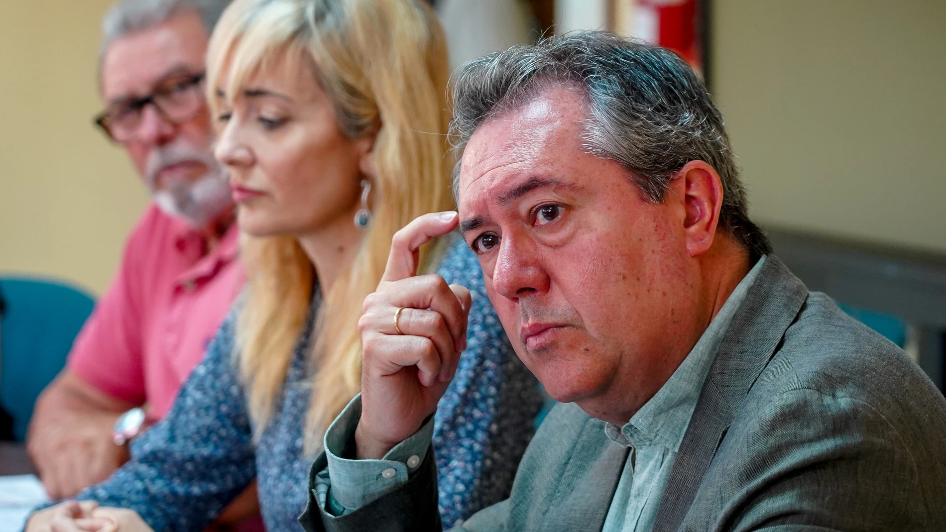 El secretario general del PSOE de Andalucía, Juan Espadas, mantiene un encuentro con responsables de UGT Andalucía
