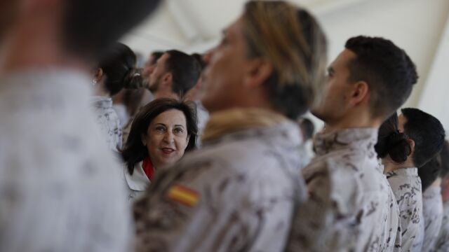 La ministra de Defensa, Margarita Robles, durante una visita a las tropas desplegadas en Lituania con la OTAN