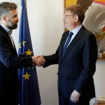 El president de la Generalitat, Ximo Puig, saluda al ministro de Infraestructuras y Vivienda de Portugal, Pedro Nuno Santos
