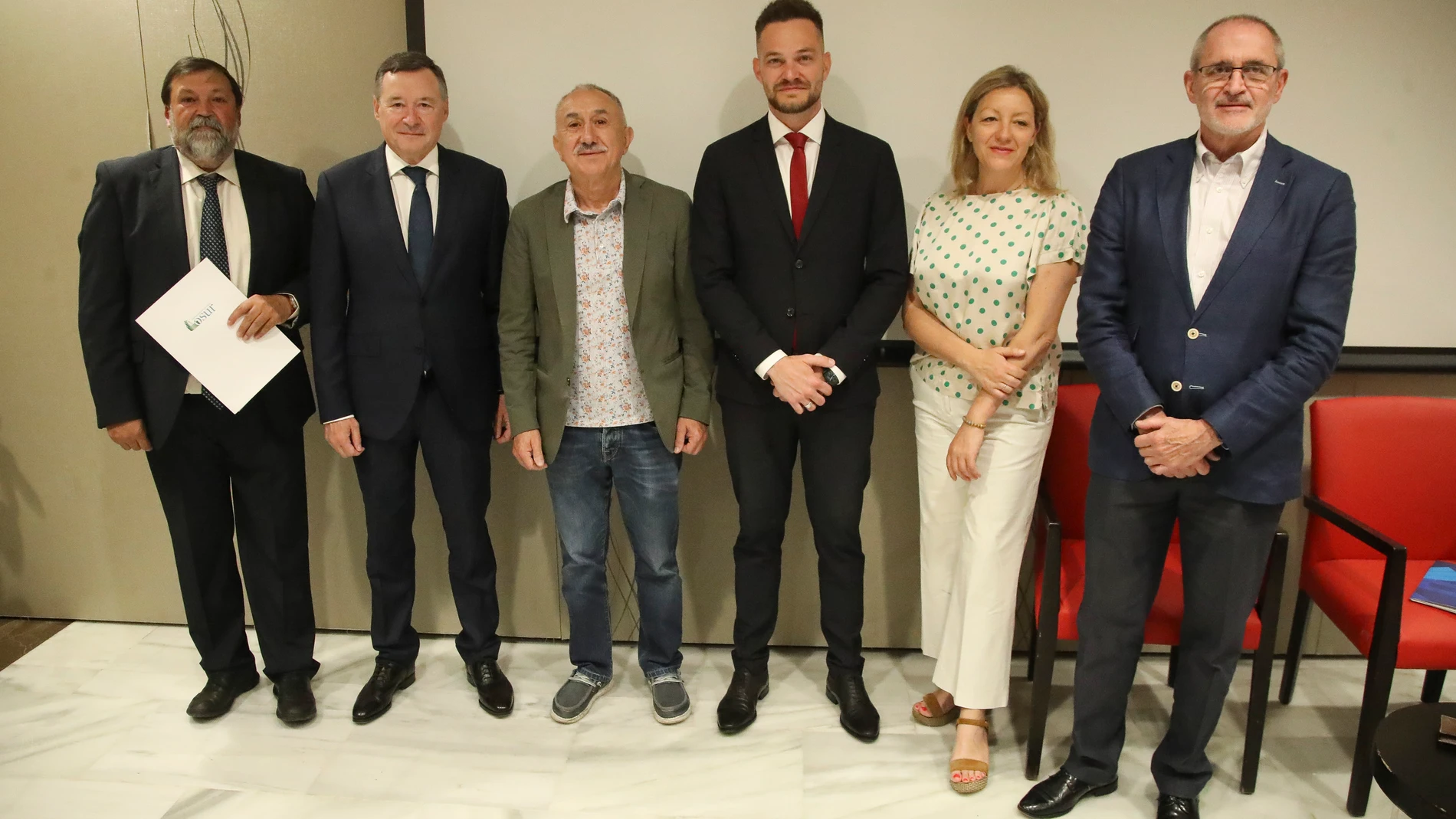 De izquierda a derecha Francisco Caamaño, Presidente de OSUR; Ángel Simón, Presidente de AGBAR; Jose María Alvarez, Secretario General de la UGT; Felipe Campos, Consejero Delegado de Aguas de Barcelona; Natalia Peiró, Secretaria General de Cáritas y Antoni Bruel, Coordinador General de Cruz Roja posan hoy, 24 de mayo de 2022, durante el desayuno informativo "Los Servicios Públicos Universales: recuperación del equilibrio en la lucha contra la vulnerabilidad" en un hotel de Madrid.