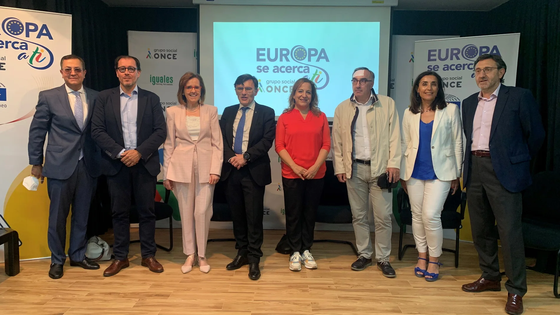 La eurodiputada socialista Iratxe García junto a los representantes de la ONCE en Castilla y León