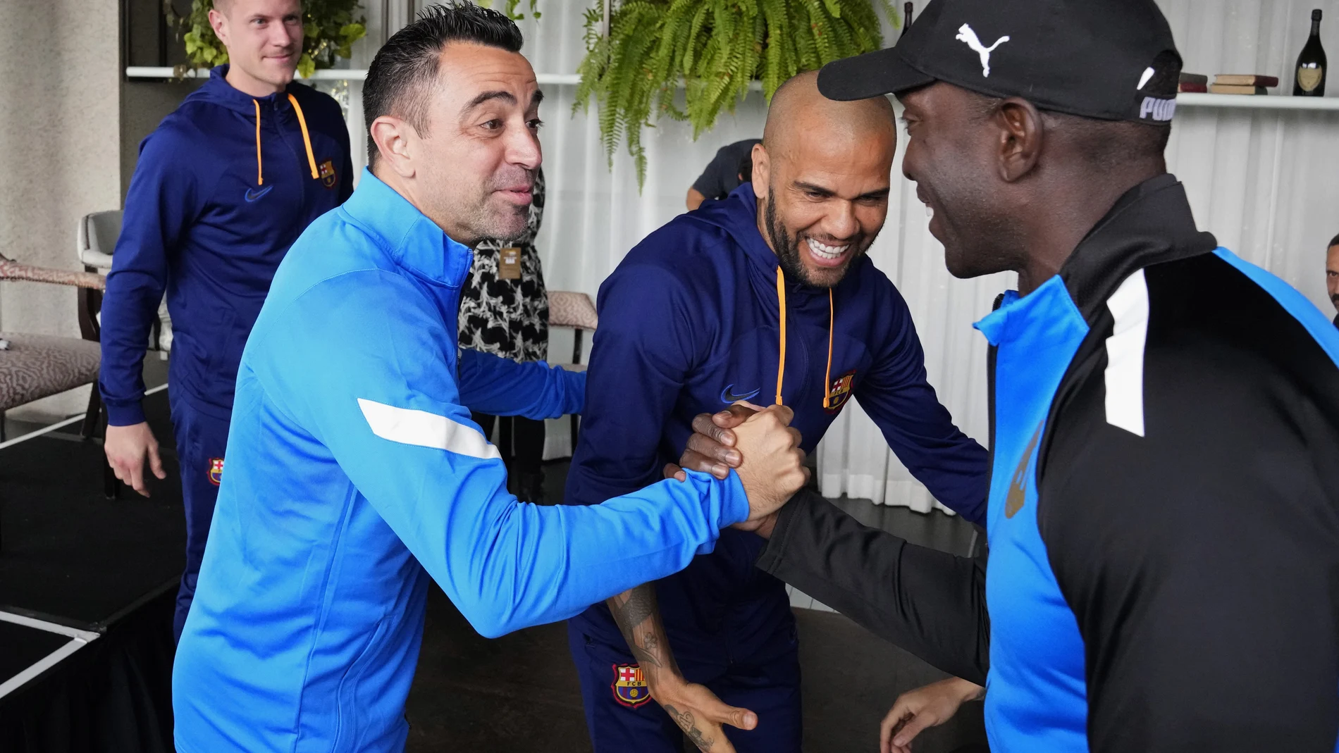 Xavi Hernandez saluda a Dwight Yorke, entrenador del combinado australiano.