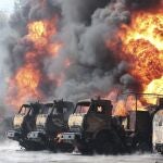 Vehículos están en llamas en un depósito de petróleo después de que los misiles alcanzaran la instalación en un área controlada por las fuerzas separatistas respaldadas por Rusia en Makiivka,