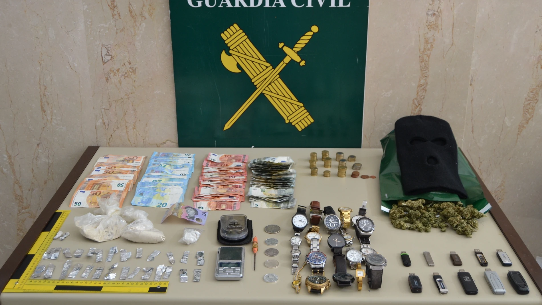 Efectos intervenidos por la Guardia Civil en Alhaurín el Grande. GUARDIA CIVIL