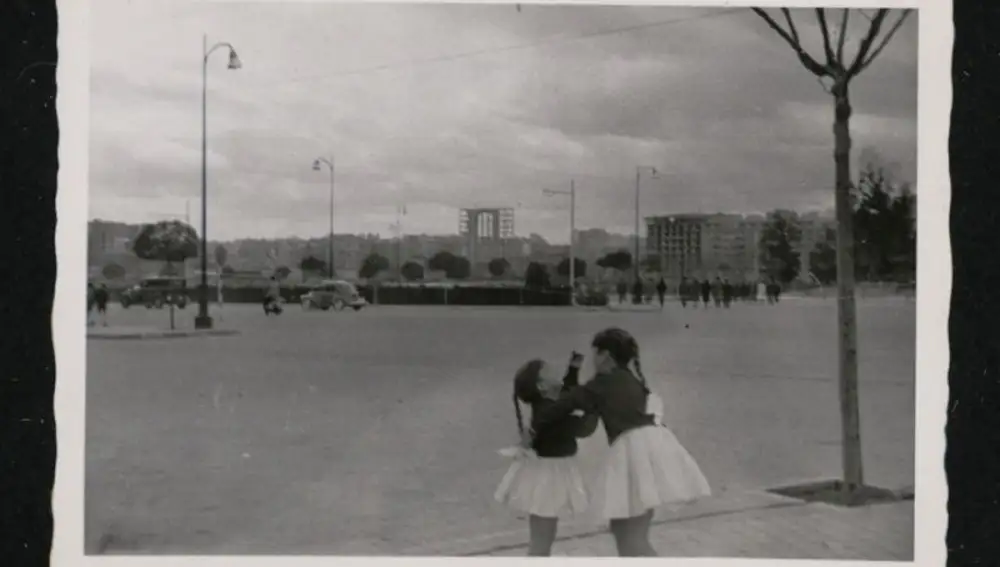 Jugando en el solar del Santiago Bernabéu. Fecha:1942. Lugar: Madrid (Chamartín). Descripción: Papel fotográfico, blanco y negro. 11 x 8 cm.