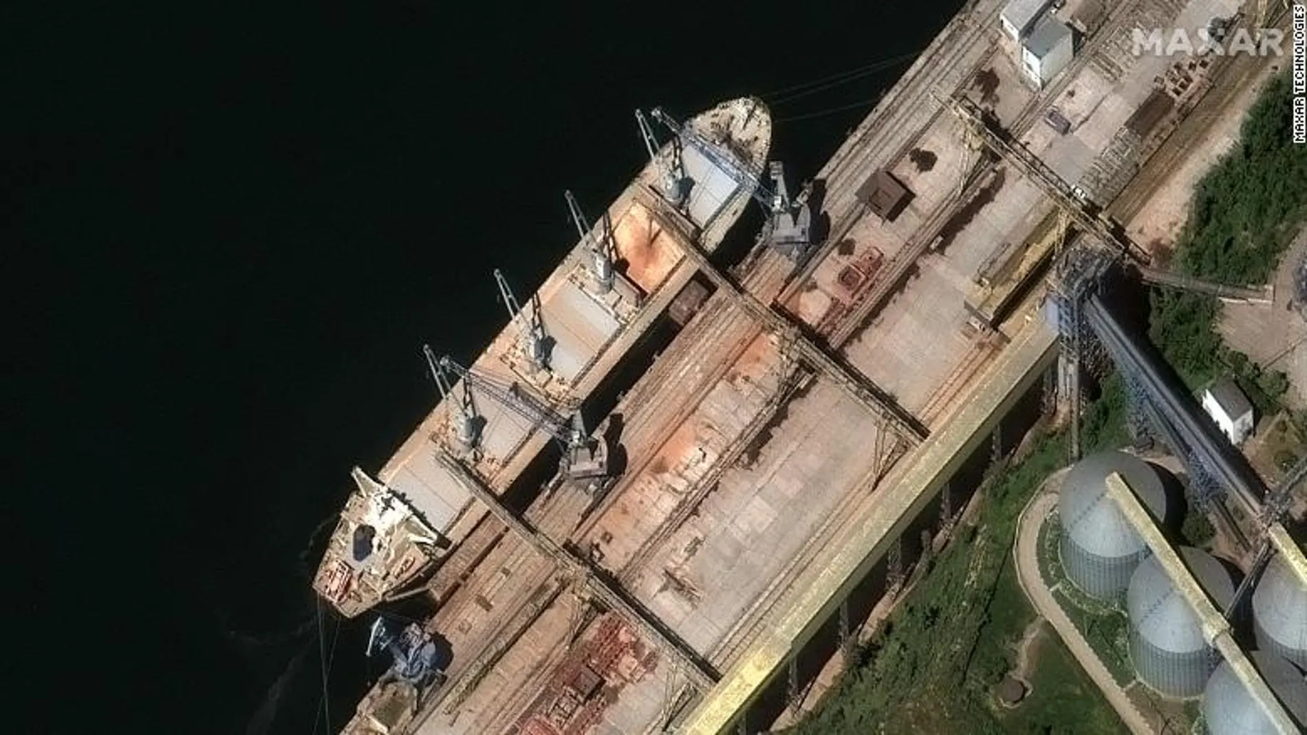 Un barco ruso en un puerto de Crimea cargando grano