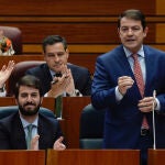 El presidente de la Junta de Castilla y León, Alfonso Fernández Mañueco (d), este martes durante la sesión plenaria celebrada en el parlamento regional