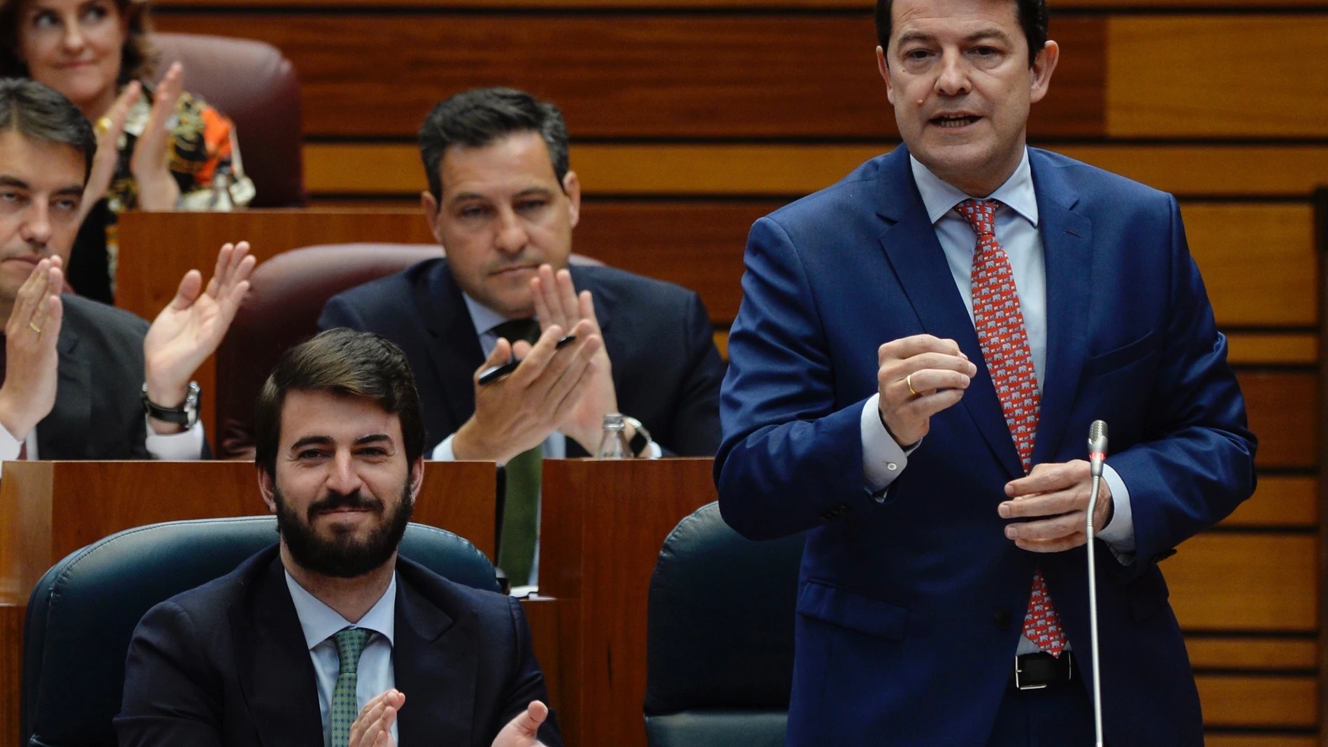 El presidente de la Junta de Castilla y León, Alfonso Fernández Mañueco (d), este martes durante la sesión plenaria celebrada en el parlamento regional