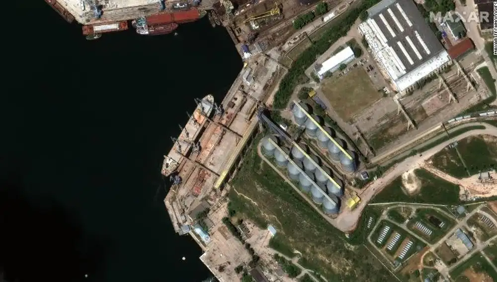 El bardo de bandera rusa en Crimea cargando grano de Ucrania robado antes de dirigirse hacie el Bósforo