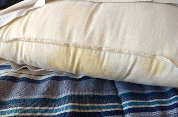Las almohadas se ponen amarillas con el paso del tiempo por el sudor, la humedad y, en ocasiones, la falta de limpieza