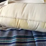 Las almohadas se ponen amarillas con el paso del tiempo por el sudor, la humedad y, en ocasiones, la falta de limpieza