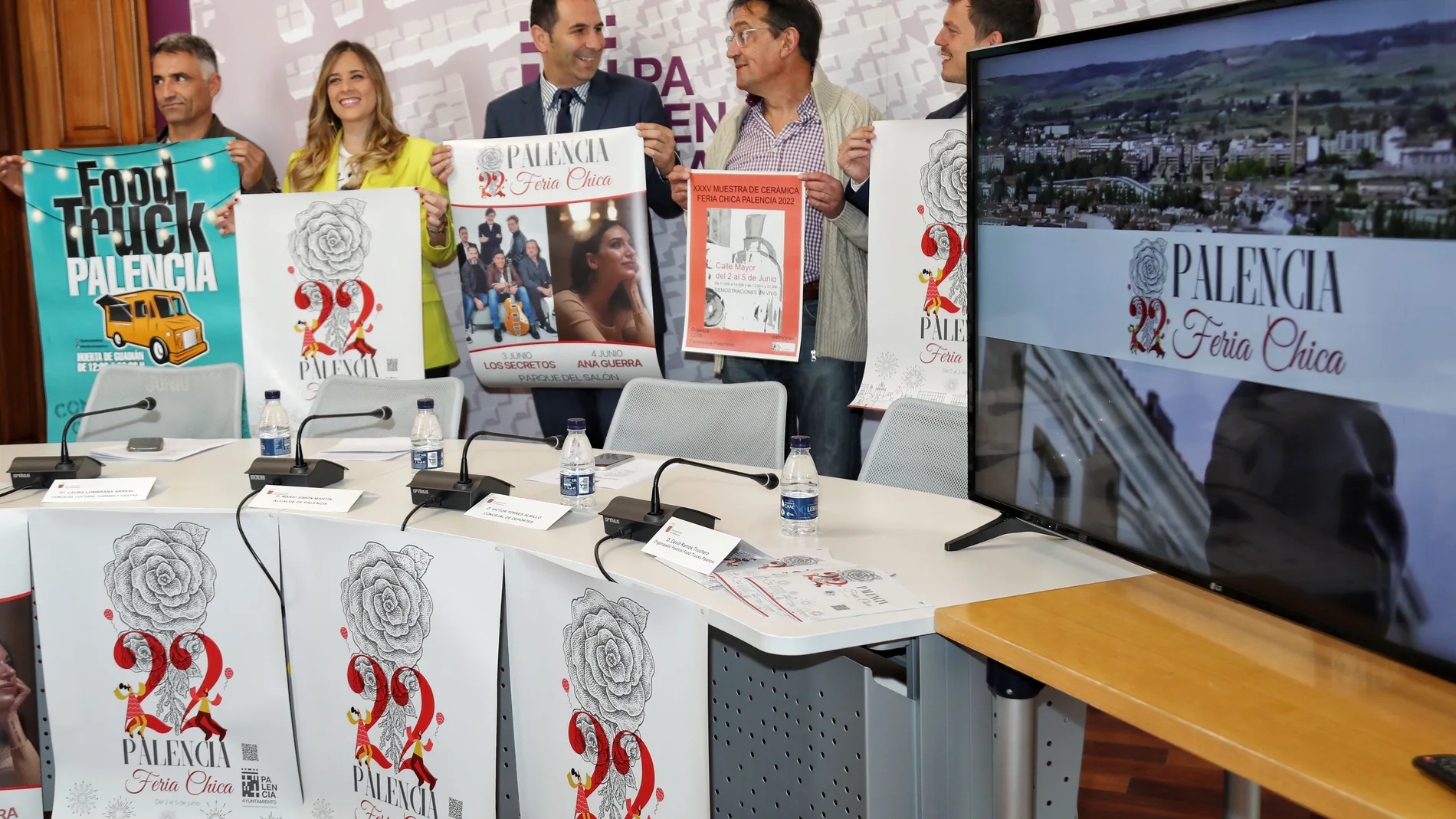 El alcalde de Palencia, Mario Simón, la concejal de Cultura, Turismo y Fiestas, Laura Lombraña y el concejal de Deportes, Víctor Torres, presentan la programación de la Feria Chica 2022