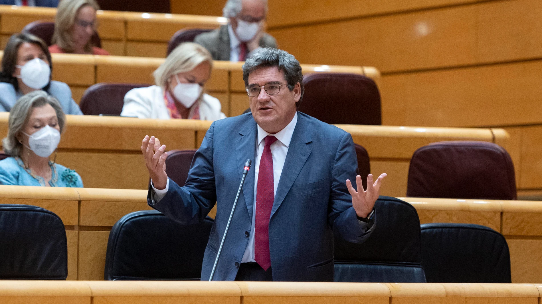 El ministro de Inclusión, Seguridad Social y Migraciones, José Luis Escrivá, interviene en una sesión de control al Gobierno en el Senado