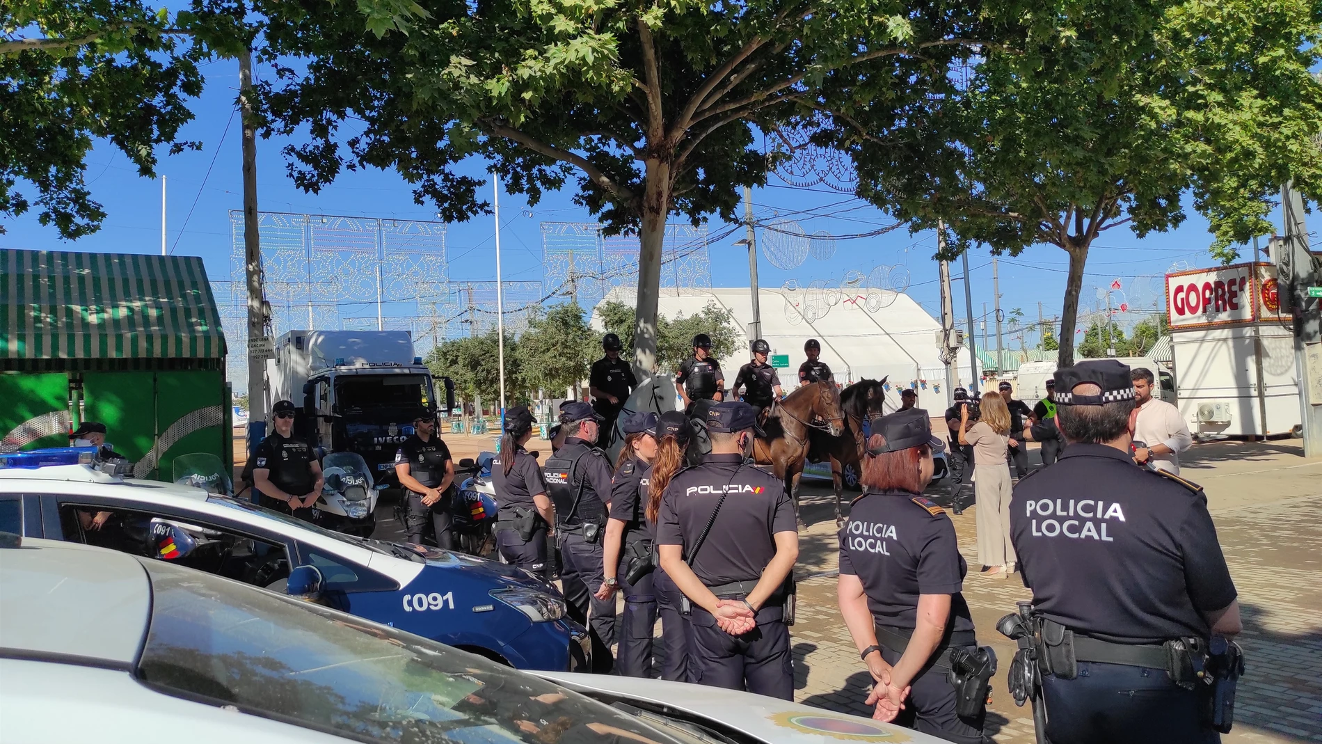 Agentes de Policía Nacional y Local en la Feria de Córdoba. EUROPA PRESS