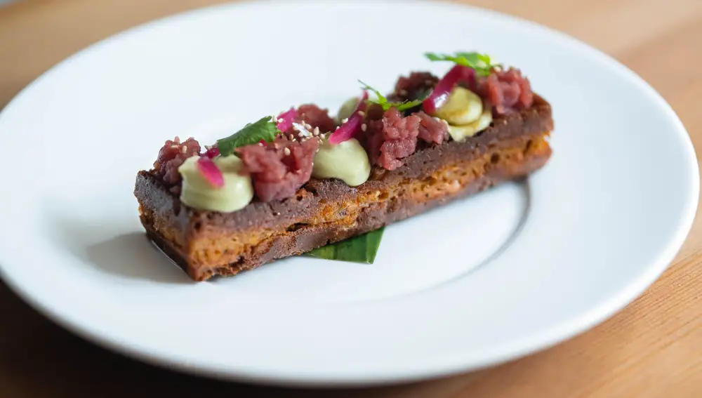 Gofre de camarones y tartar de atún