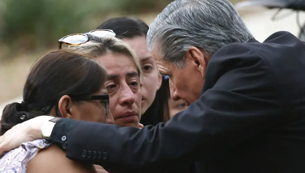 El arzobispo de San Antonio, Gustavo Garcia-Siller, consuela a familiares de las víctimas de Uvalde