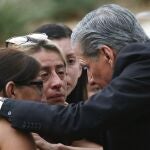 El arzobispo de San Antonio, Gustavo Garcia-Siller, consuela a familiares de las víctimas de Uvalde