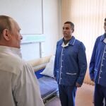 Vladimir Putin salió del Kremlin para visitar a soldados heridos en la guerra de Ucrania