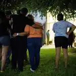Familiares a la espera de noticias tras el tiroteo en una escuela de Uvalde, Texas 24/05/2022