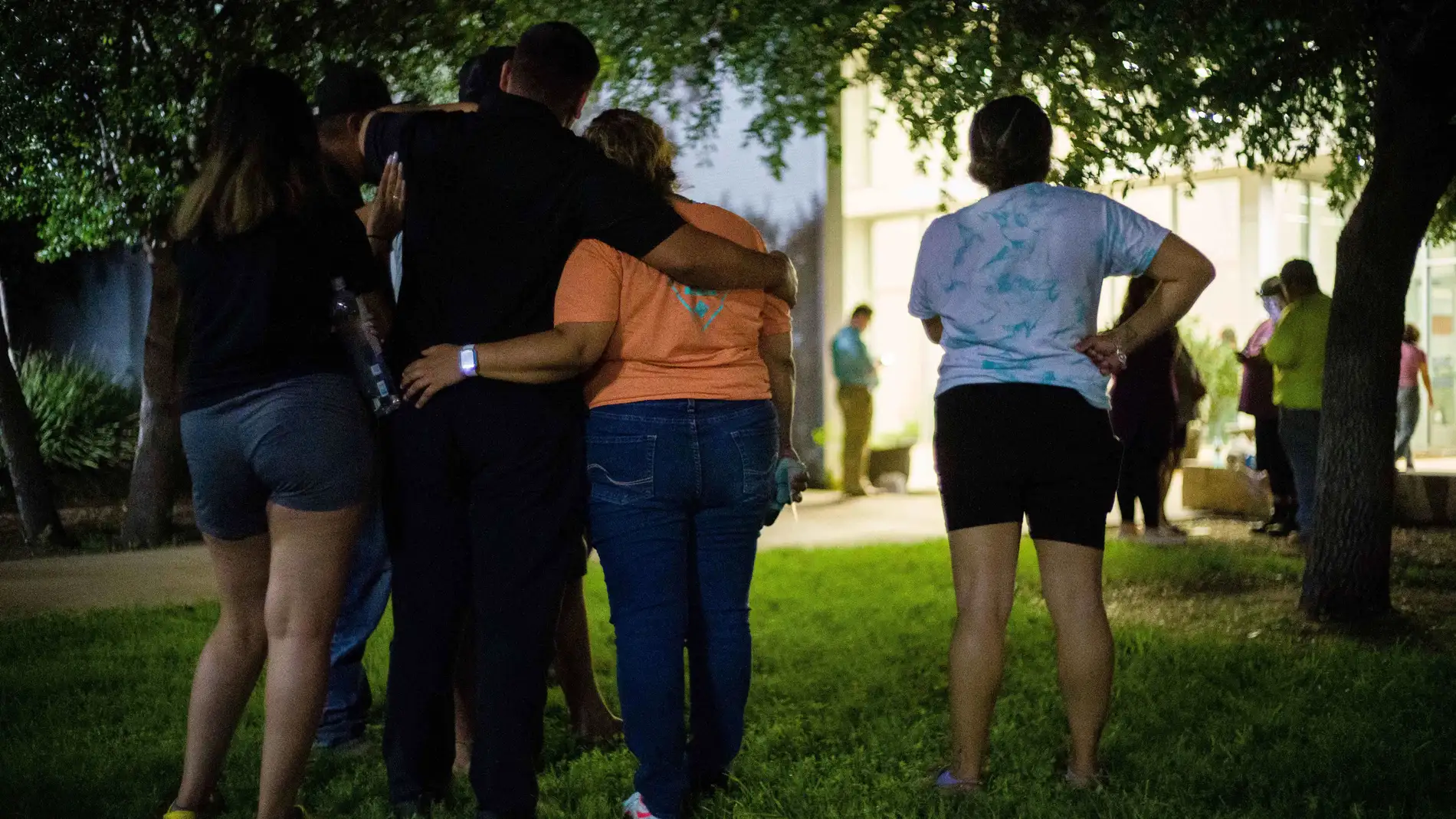 Familiares a la espera de noticias tras el tiroteo en una escuela de Uvalde, Texas 24/05/2022