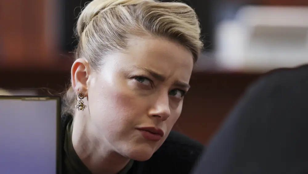 Amber Heard habla con su equipo legal