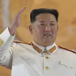 El líder norcoreano Kim Jong Un, centro habla junto a un misil balístico intercontinental exhibido en una exhibición de sistemas de armamento en Pyongyang