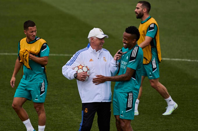 Entrenamiento Del Real Madrid. El entrenador Del Real Madrid Carlo Ancelotti. El equipo prepara el partido de la final de la Liga de Campeones que los enfrentará ante el Liverpool el próximo 28 de mayo en París.