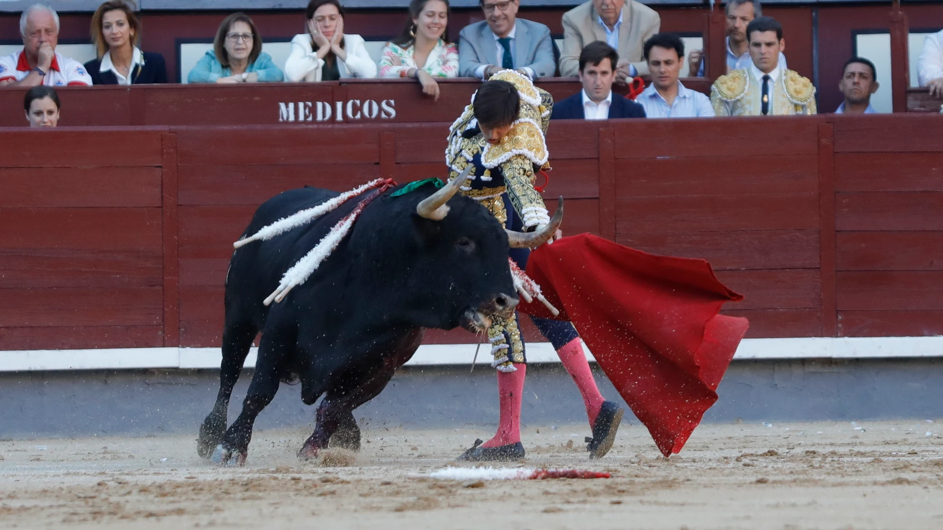 El diestro Roca Rey durante la corrida de la Feria de San Isidro celebrada este miércoles en la plaza de toros de Las Ventas,