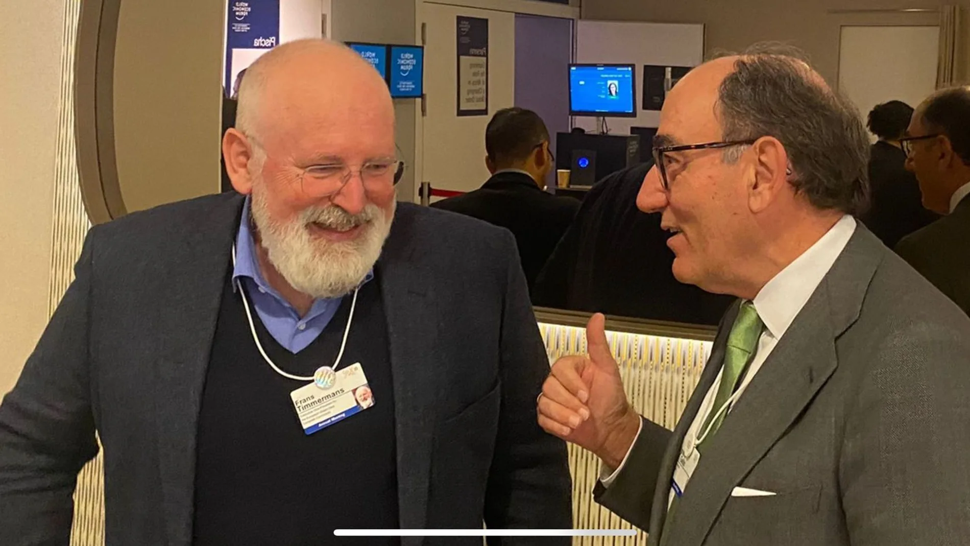 Frans Timmermans, vicepresidente de la Comisión Europea, e Ignacio Sánchez Galán, presidente de Iberdrola, en el Foro de Davos