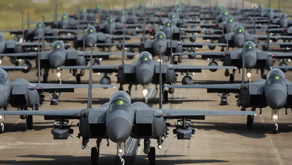 Cazas F-15K de la Fuerza Aérea de Corea del Sur en una base aérea no identificada del país