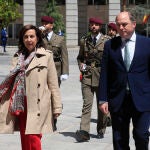La ministra de Defensa, Margarita Robles, y su homólogo de Reino Unido, Ben Wallace, en el Ministerio de Defensa