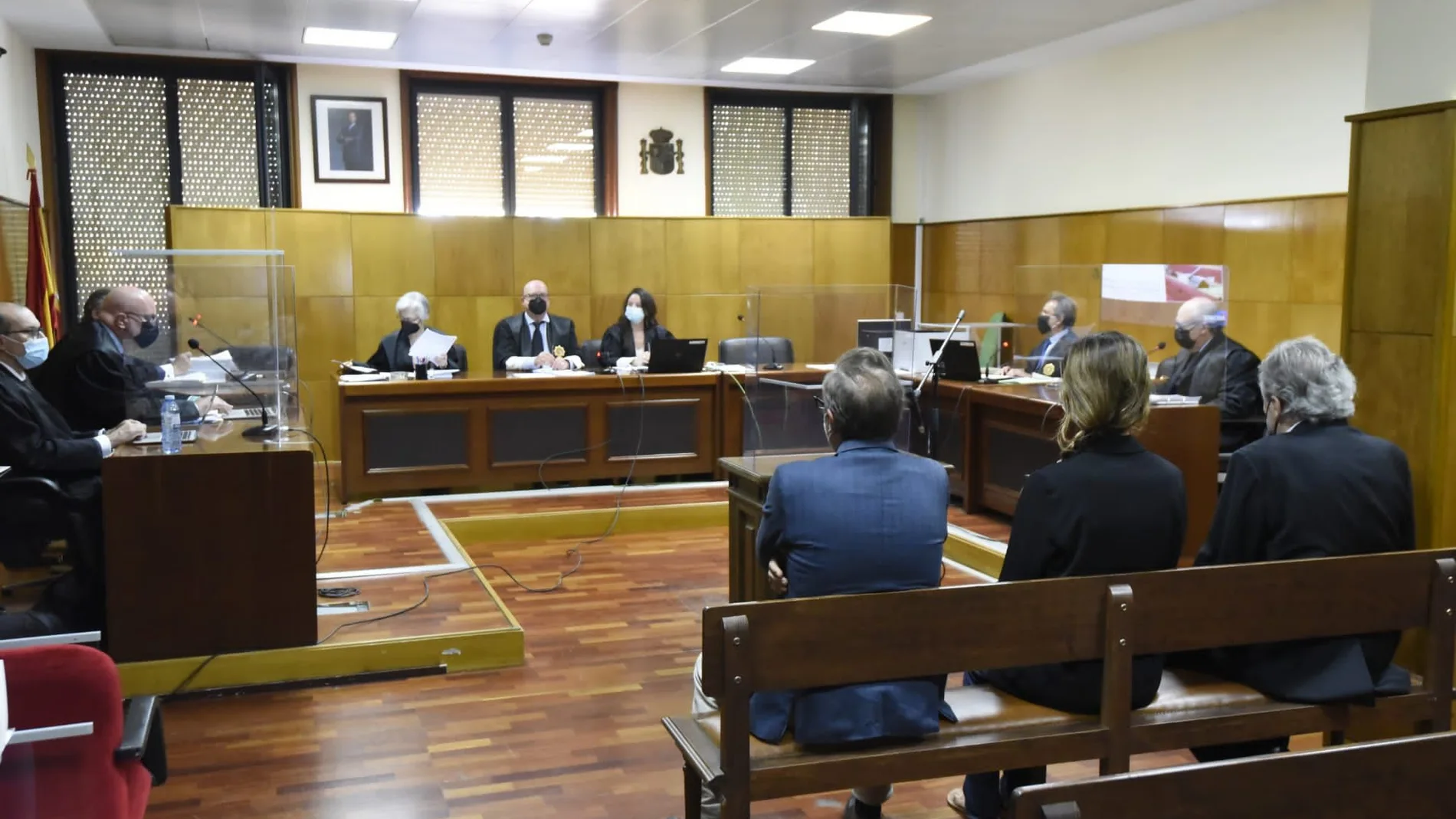 Los tres acusados en este juicio de la macrocausa de Invercaria, ante el tribunal de la Sección Séptima de la Audiencia de Sevilla