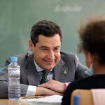 El presidente de la Junta de Andalucía, Juanma Moreno, realiza una visita institucional al CEIP Giner de los Ríos donde cursó sus estudios de Educación General Básica