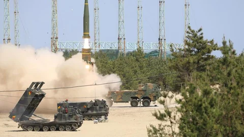 Lanzamiento de un misil balístico de Corea del Norte en respuesta al ensayo de Corea del Norte con el disparo de tres misiles balísticos