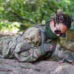 Valyria, una soldado ucraniana, se entrena para un proceso de desminado